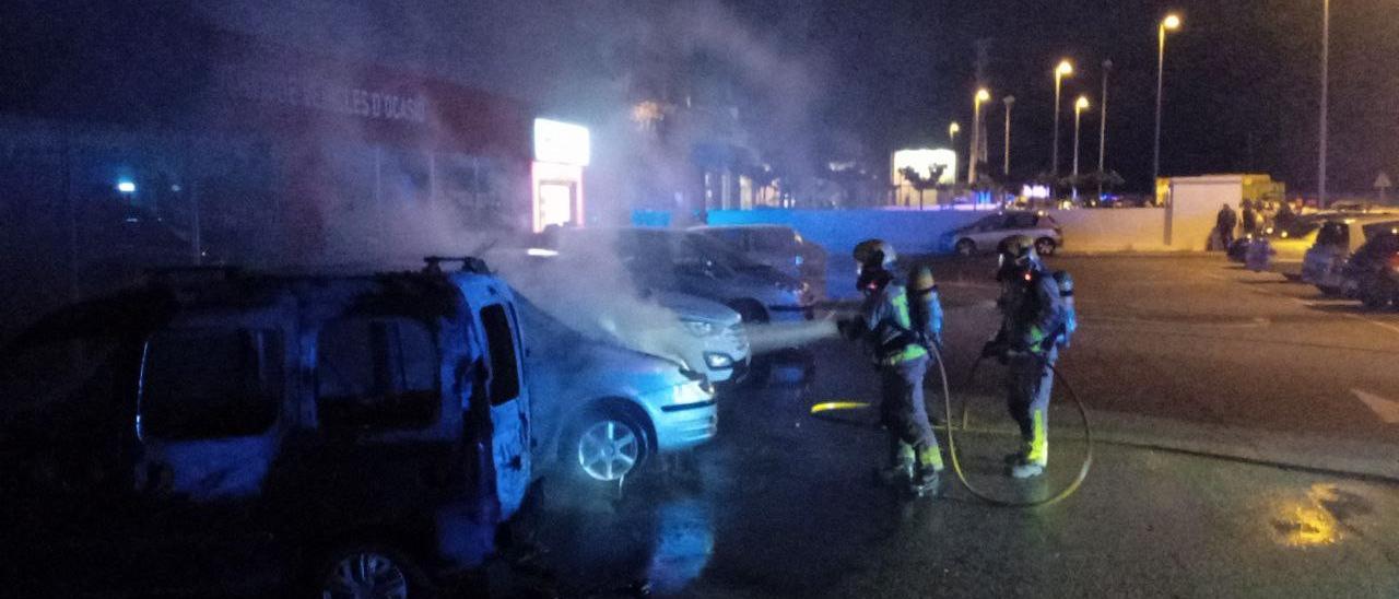 VÍDEO | Cremen quatre vehicles a l'exterior d'un negoci de compravenda d'automòbils de Figueres