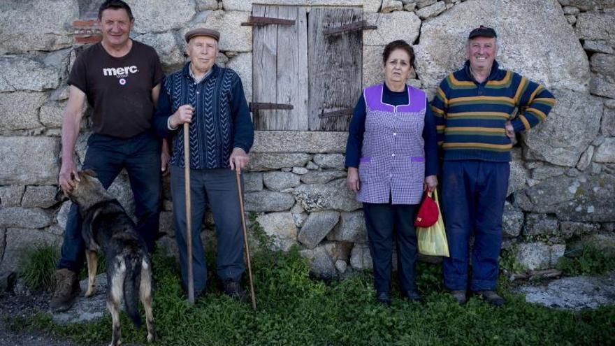 Vecinos de A Teixeira, uno de los concellos más depoblados de Galicia. |   // BRAIS LORENZO