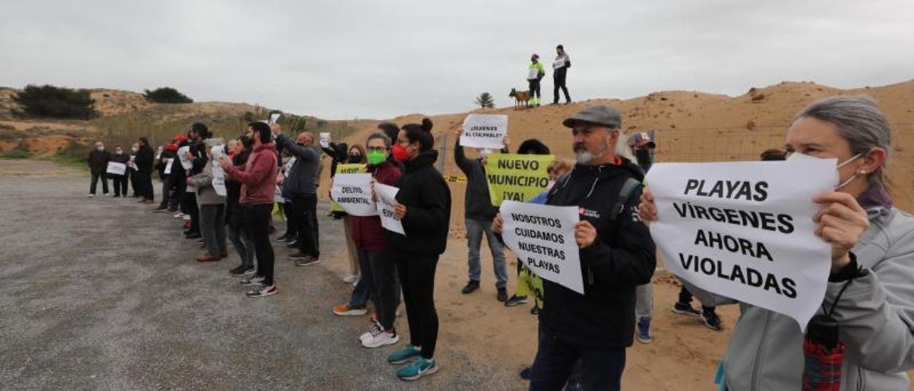 Representantes del equipo de gobierno y de Costas, en la playa de El Altet, por la mañana. | INFORMACIÓN