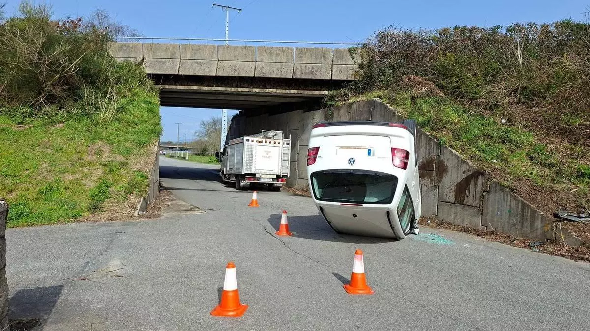 Dos heridas por un vuelco y un alcance en las carreteras arousanas