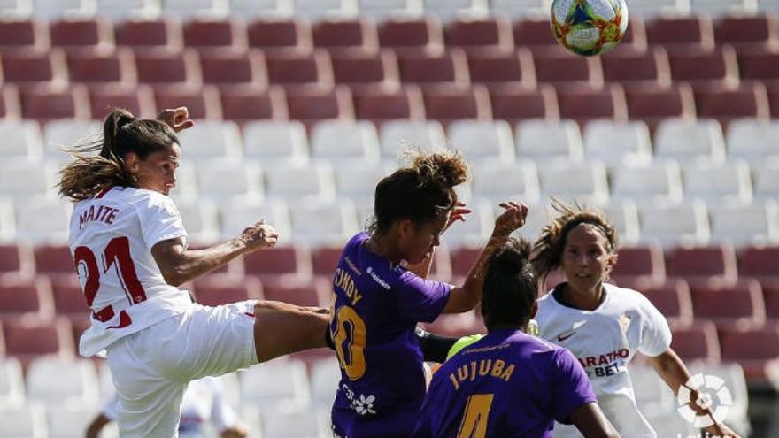 Cindy García despeja de cabeza, en la primera jornada ante el Sevilla.