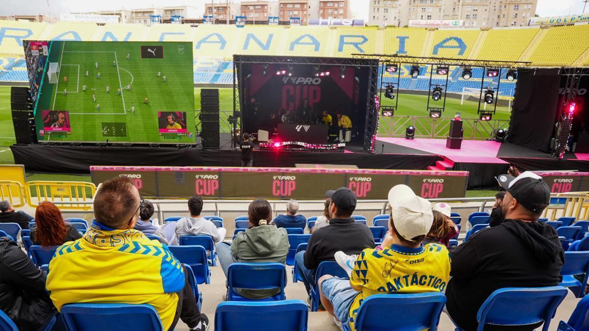 Aficionados de los EA Sports visualizan el partido entre la UD Las Palmas y el Castellón en el Estadio de Gran Canaria.