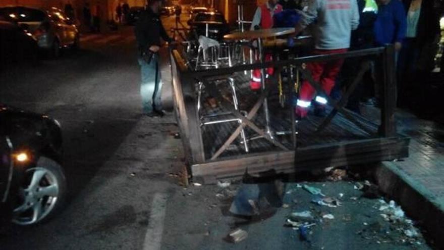 Imagen de la terraza tras la colisión del vehículo.