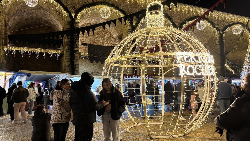 El encanto del alumbrado, unido a la programación, como el mercado navideño, han sido un aliciente.