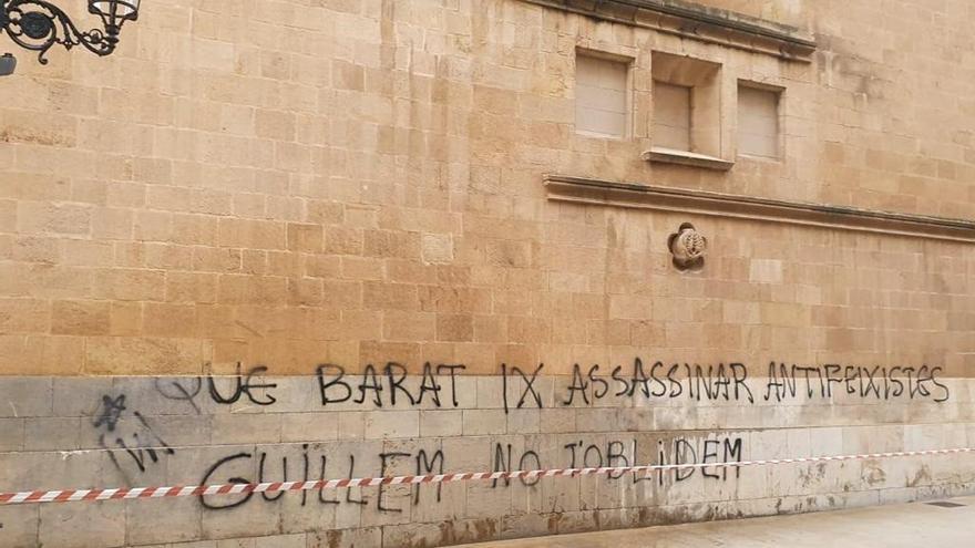 Pintadas en recuerdo de Guillem Agulló en la Concatedral de Santa María