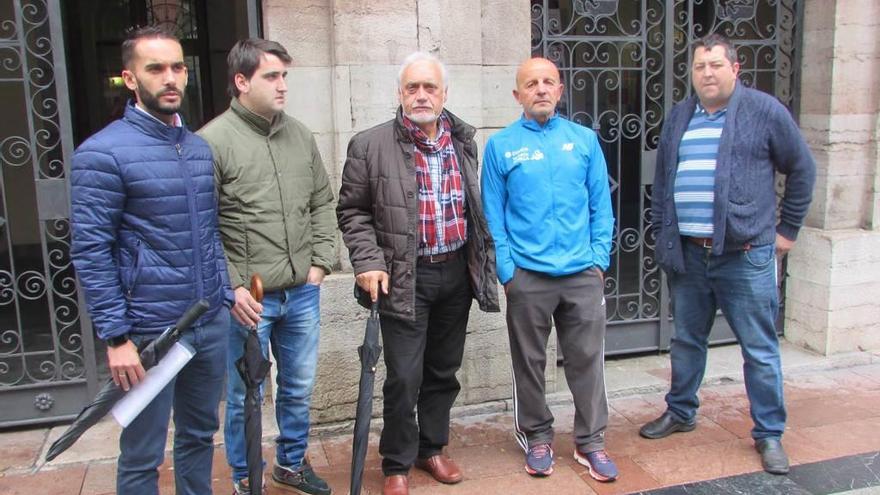 Ángel Sánchez Peón -segundo por la derecha- y otros propietarios de bares de playa, ayer, a la puerta del Ayuntamiento de Llanes.