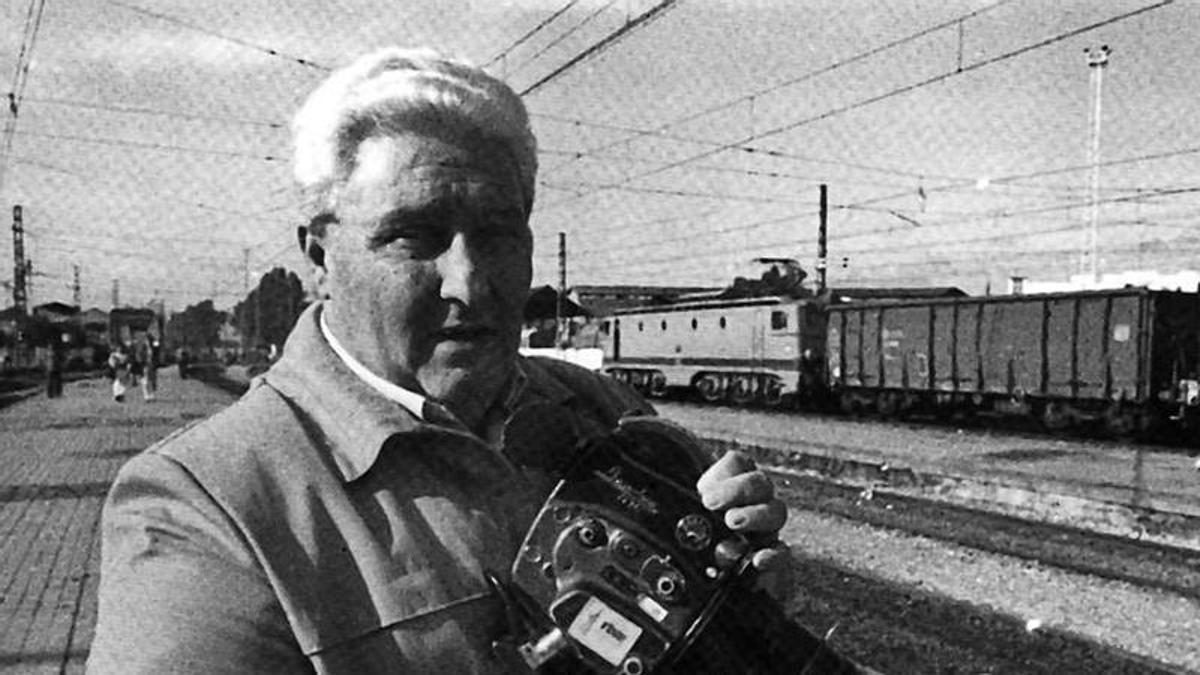 Antonio Salmoral, con su cámara en las vías del tren.