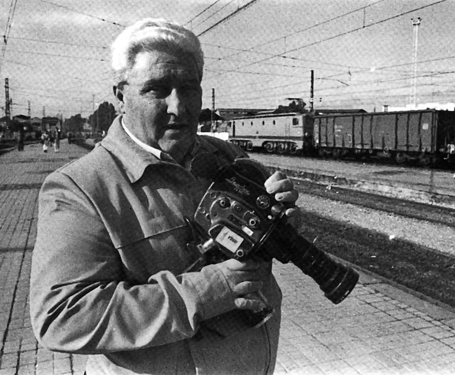 Antonio Salmoral, con su cámara de cine en las vías del tren. 
