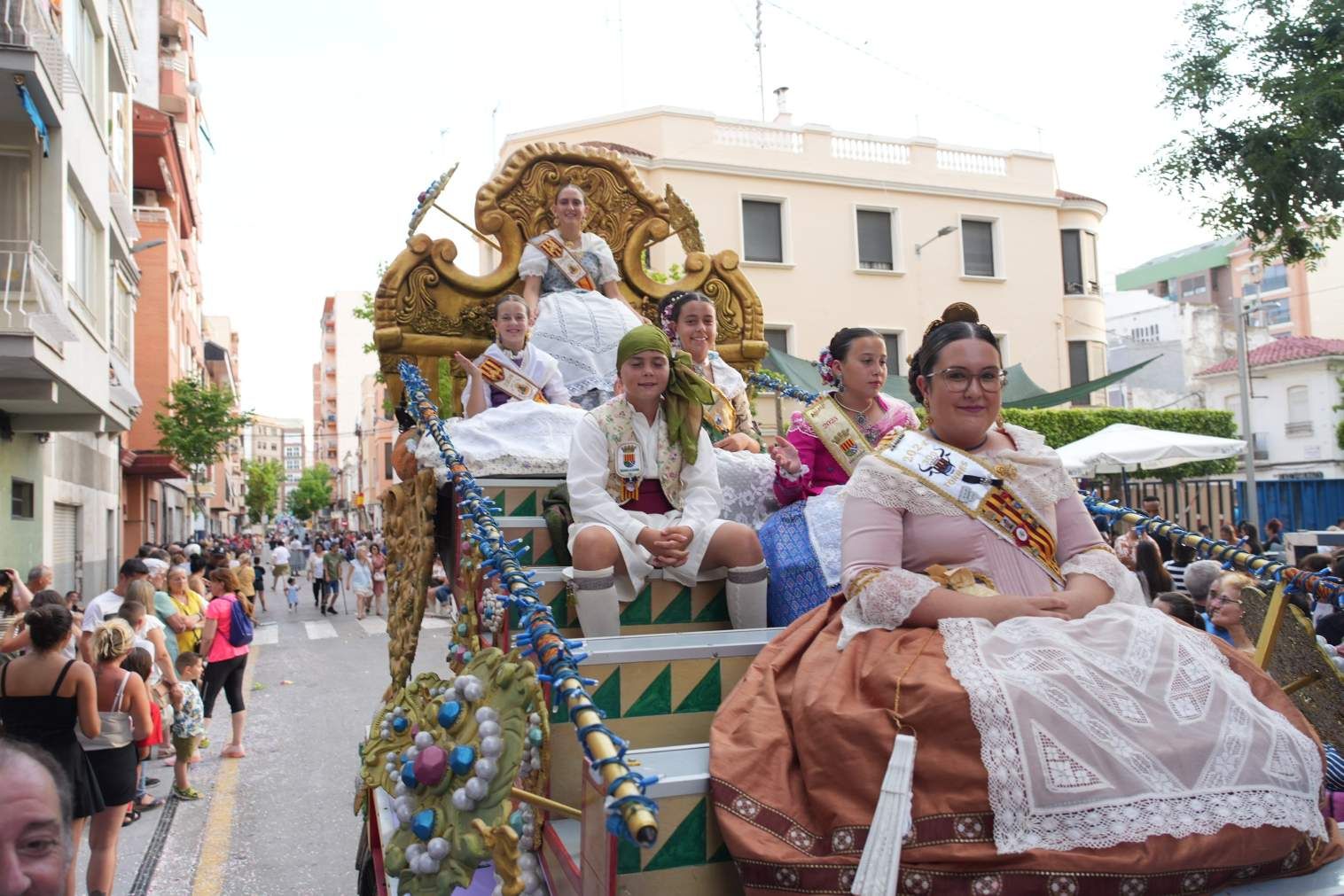 El Grau da inicio a las fiestas de Sant Pere con pólvora, bous y música