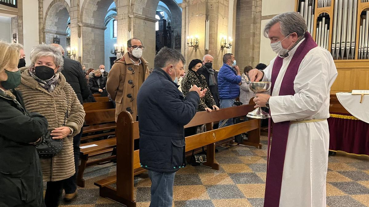 Emocionado funeral en Pola de Siero por el cura "Tito"