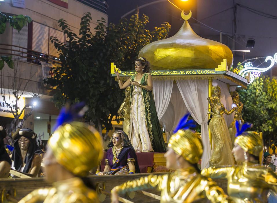 Miles de personas asisten al Desfile de la Entrada en la avenida Carlos Soler