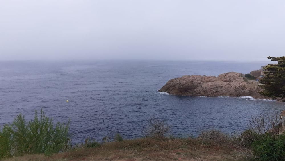 La costa de Sant Feliu sense visió per la boira