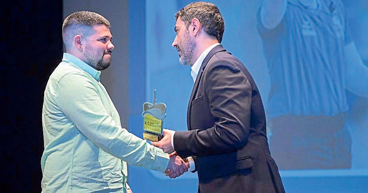 Alejandro, hermano del árbitro de baloncesto Jonathan Sobrino, premio de los lectores, con Daniel Domínguez, director de LA OPINIÓN.