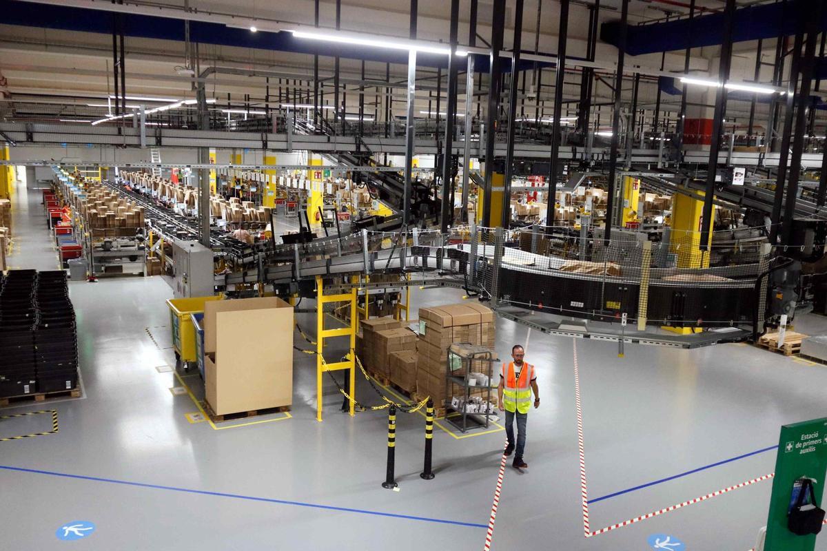 Interior del centre logístic d'Amazon al far d'Empordà.