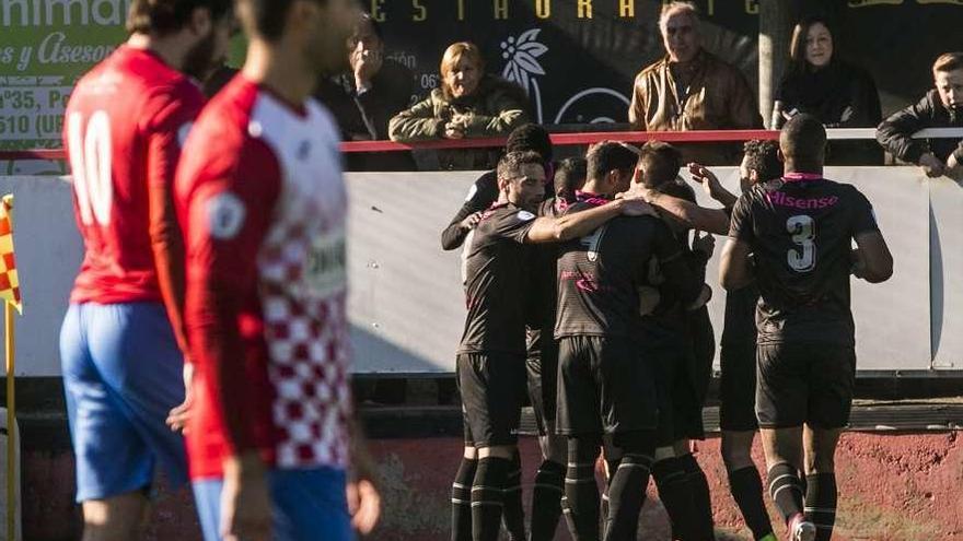 Los jugadores del Lealtad celebran uno de los goles que lograron ayer ante el Llanera.