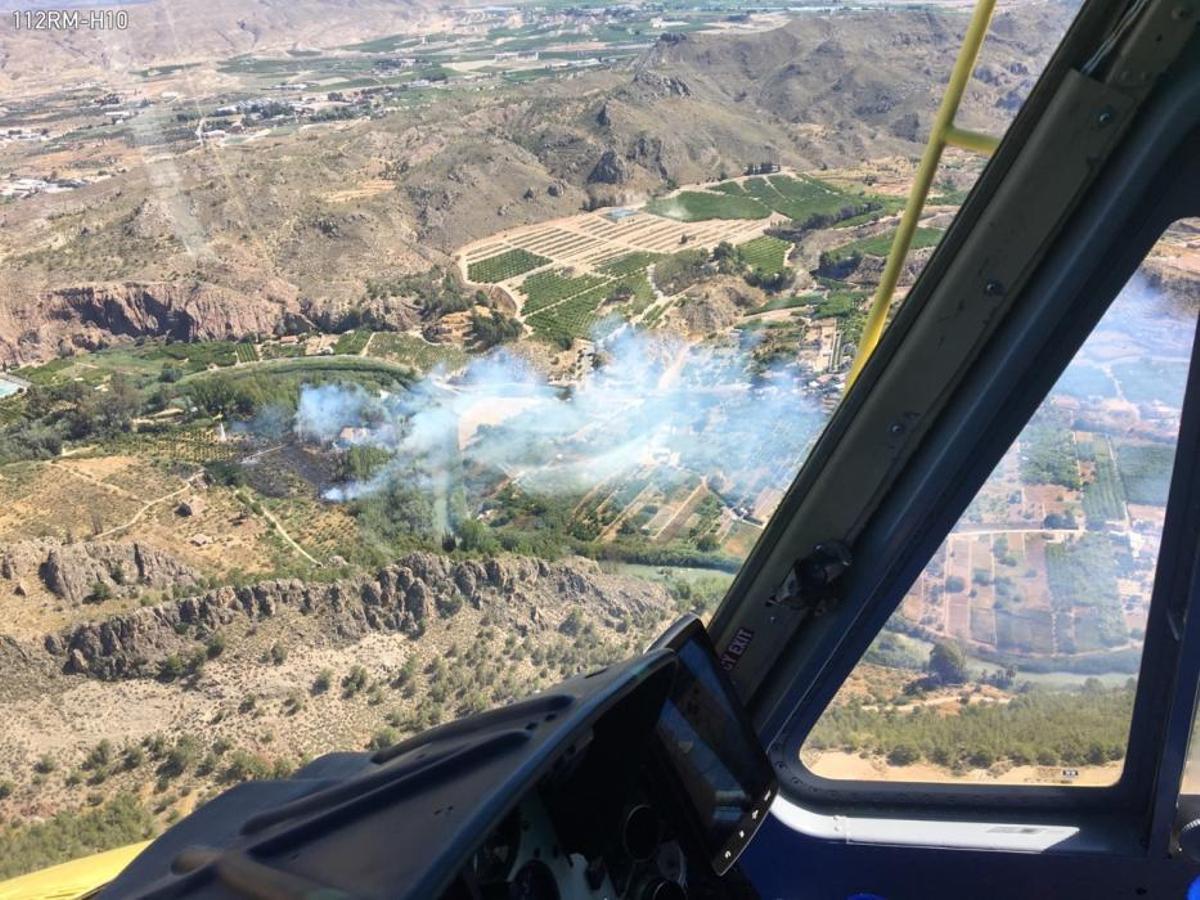 Un incendio forestal en el Menjú de Cieza rodea un Un incendio forestal en el Menjú de Cieza rodea un