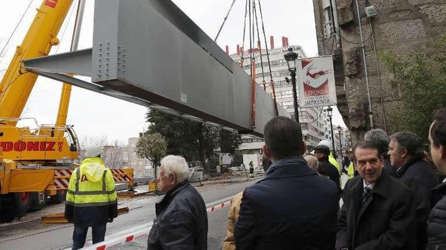 Caballero supervisa los trabajos desde la acera de Pi y Margall. // José Lores