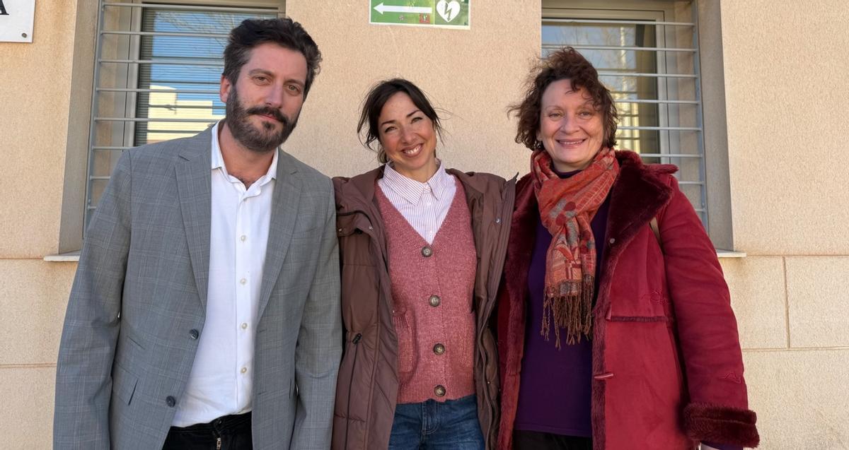 La portavoz de Podemos, María María Marín, (i), junto a Lidia Morales y el secretario de Comunicación de la formción, Víctor Egío.