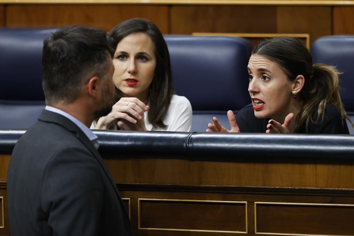 El portavoz de ERC, Gabriel Rufián, junto a las ministras de Podemos, Ione Belarra e Irene Montero.