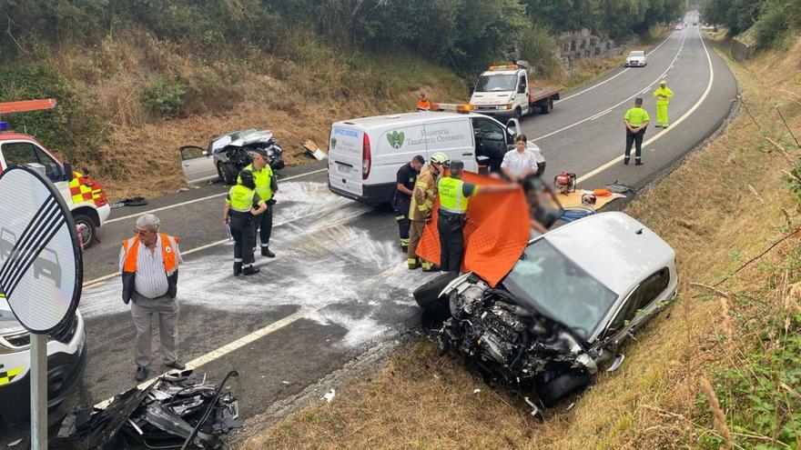 Estado en el que quedaron los vehículos  tras el accidente en Xunqueira de Espadanedo. |   // G. C.