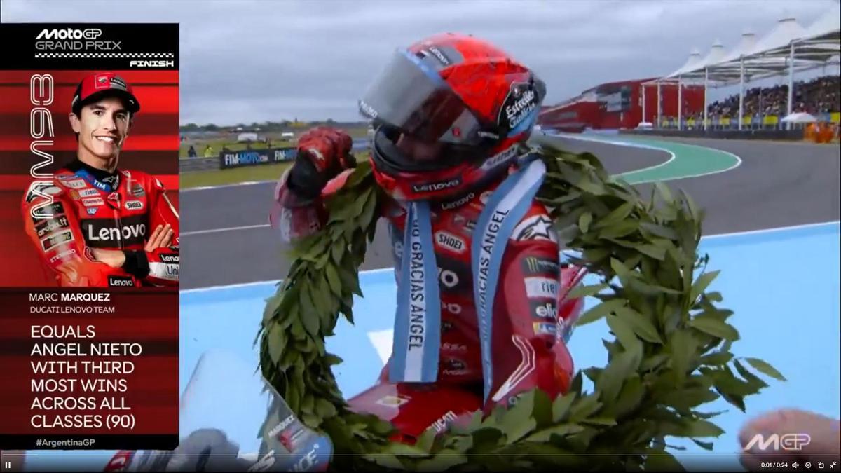 Márquez celebró con una corona de laurel y un homenaje a Ángel Nieto