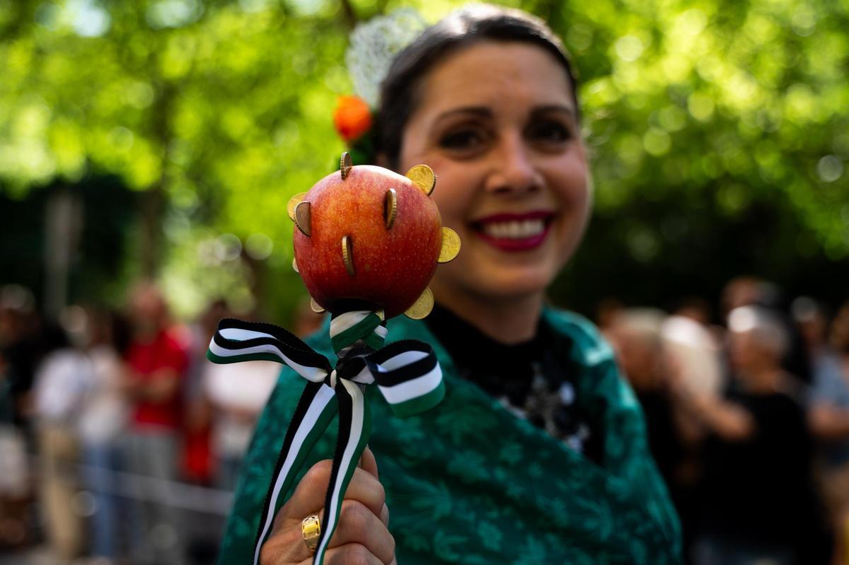 Fotogalería | Las imágenes de Jato: el desfile de los festejos de la provincia de Cáceres llena Cánovas con su colorido flolclórico