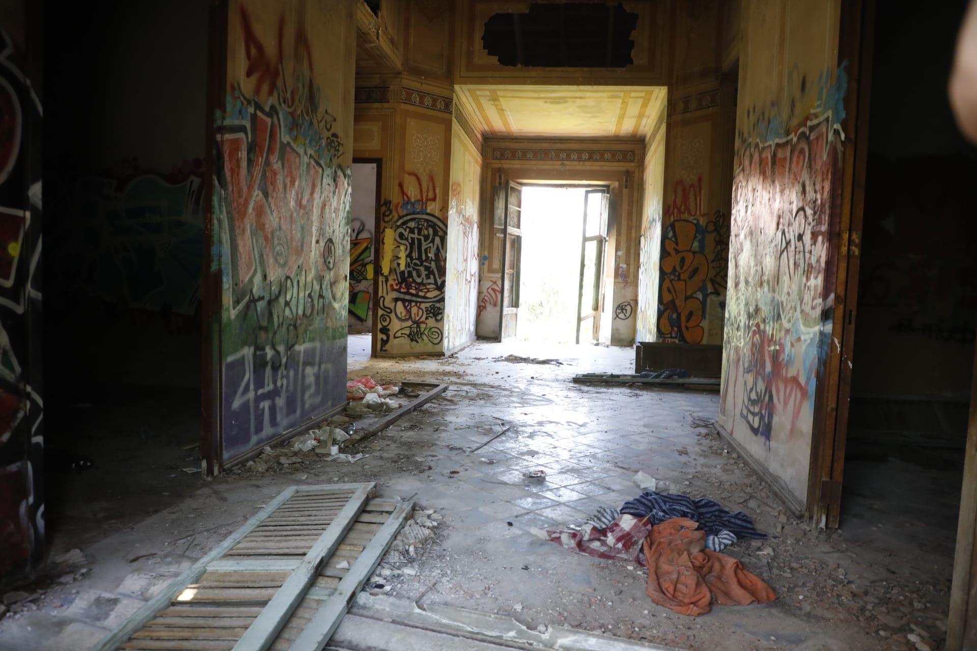 Casa abandonada en Burjassot donde supuestamente tuvo lugar la violación grupal a dos menores