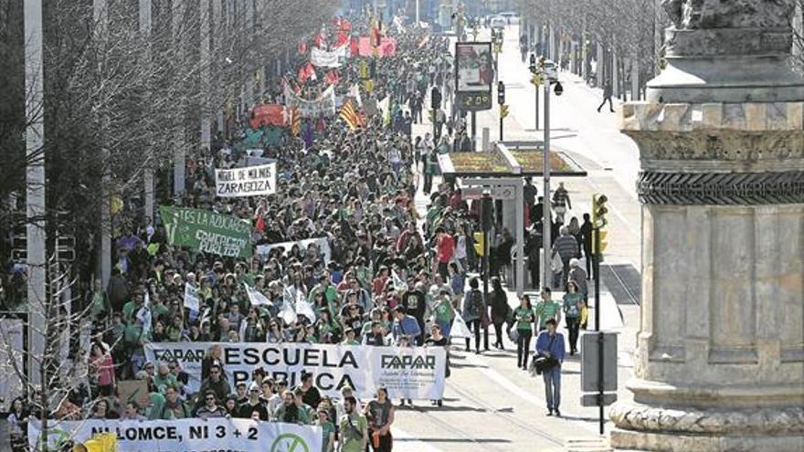 La huelga persuade a alumnos y familias pero no a docentes