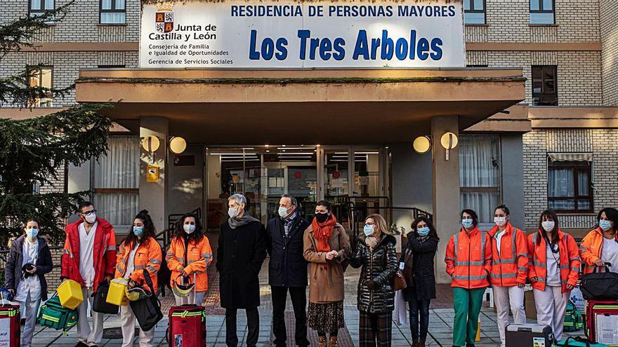 El equipo de vacunación COVID, con las autoridades a su llegada a la residencia de los Tres Árboles. | Emilio Fraile