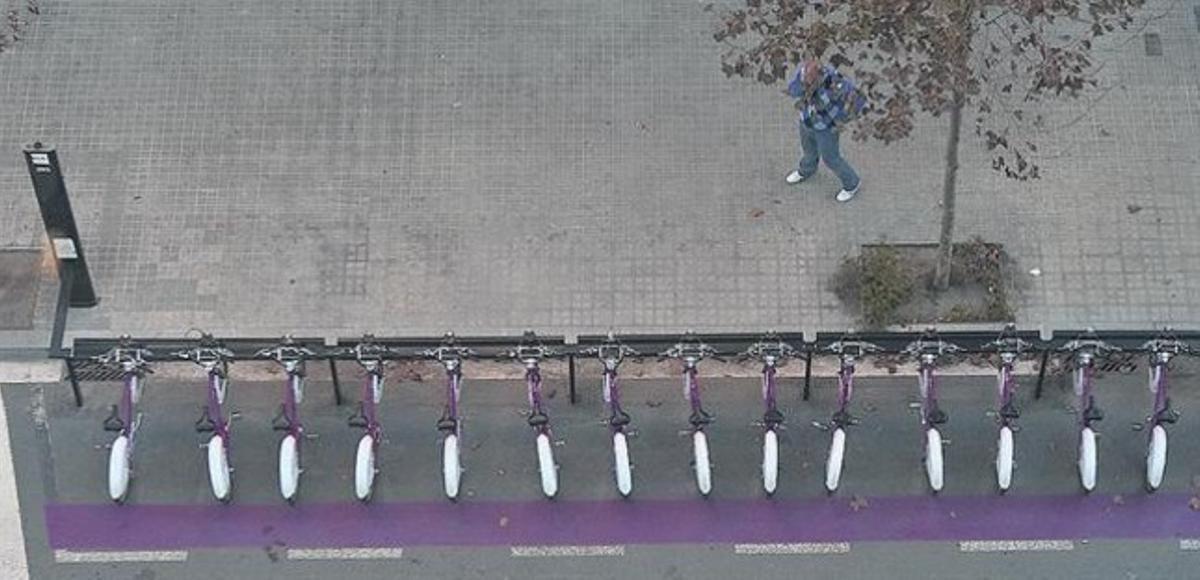 Filera de bicicletes del Bicing col·locades en una de les estacions del barri del Poblenou.