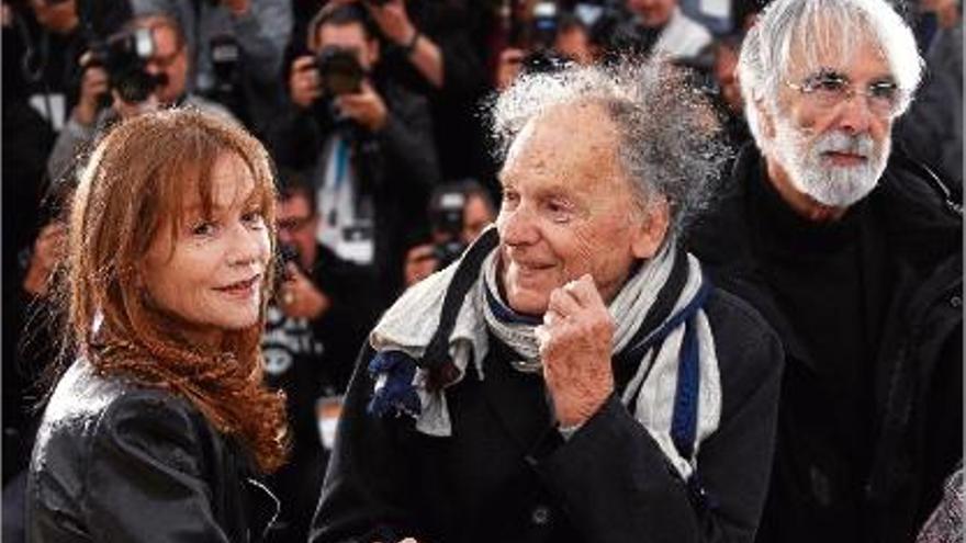 Trintignant, al centre, secundat pel director austríac Michael Haneke i l&#039;actriu francesa Isabelle Huppert.