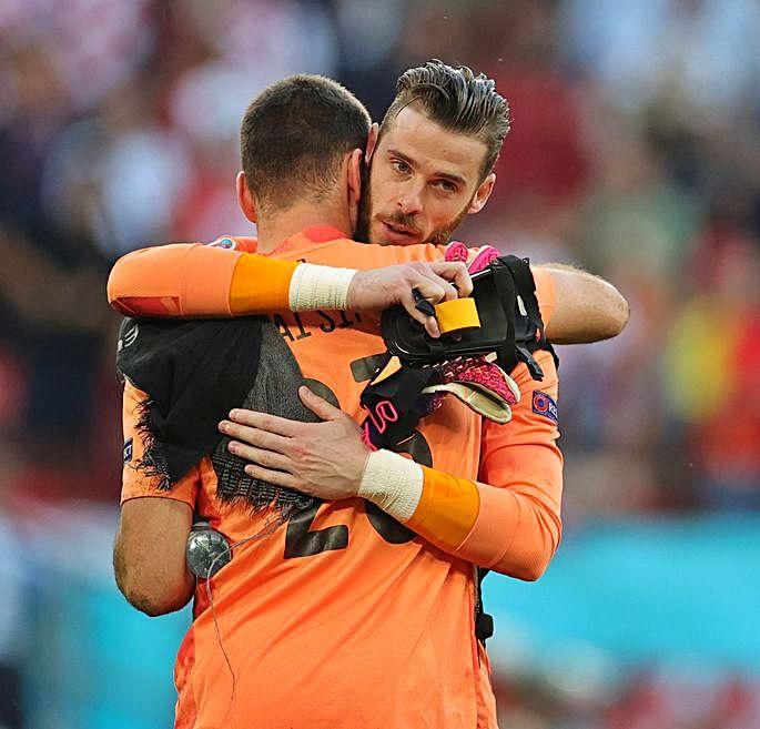 Unai Simón abrazado por De Gea al final del partido. | // F. VOGEL/H. MCKAY