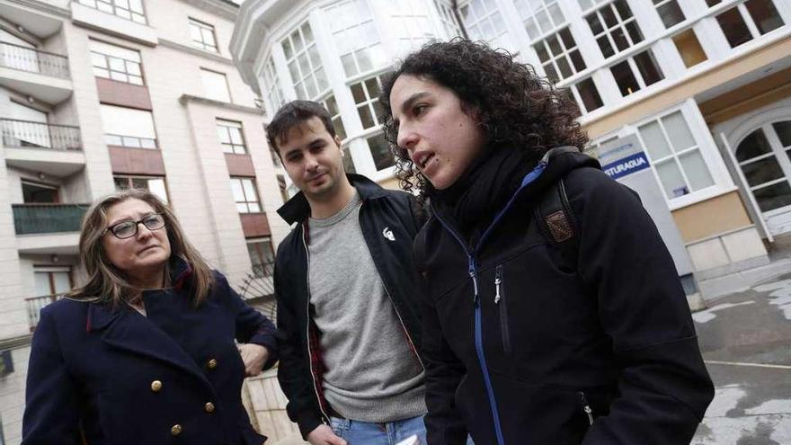 Los concejales Carmen Conde, Rodrigo Muñiz y Llarina González, ayer, delante de la sede de Aguas de Avilés.