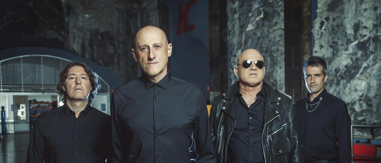 Jorge Martínez (segundo por la izda) y su banda presentan en el Teatro de las Esquinas ‘La lucha por la vida’, con el que celebran sus 40 años sobre los escenarios.