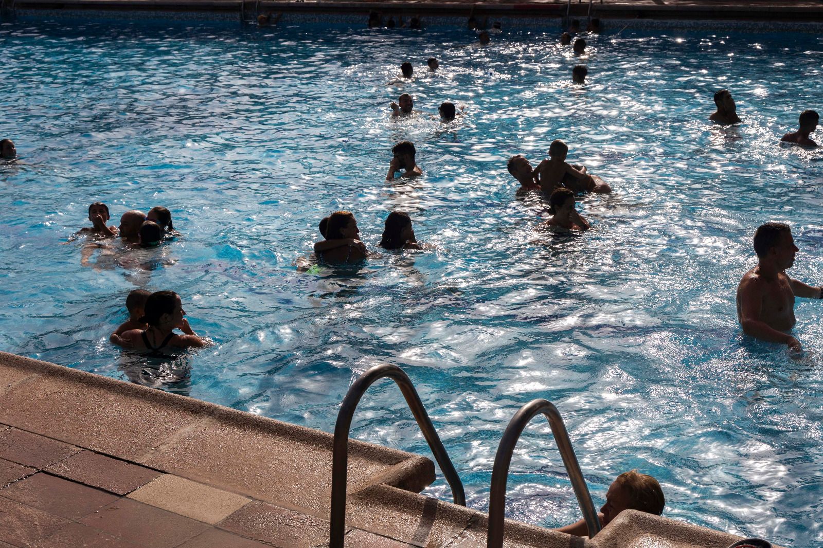 Primer día de piscina gratuita en Silla por la ola de calor