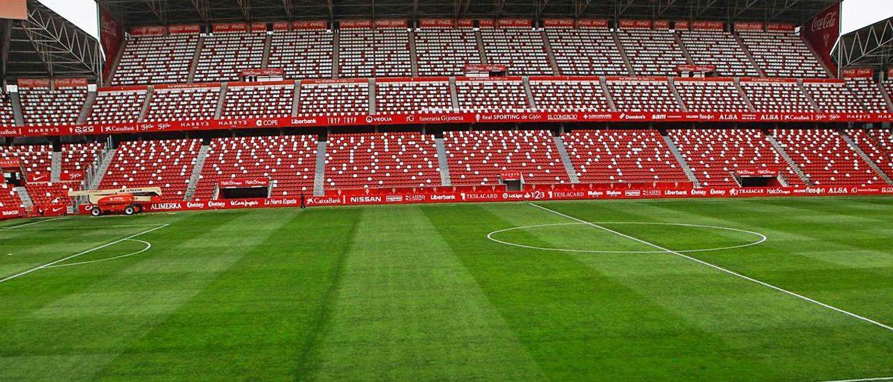 Vista de la grada Este de El Molinón, con el nombre de Quini en la visera.