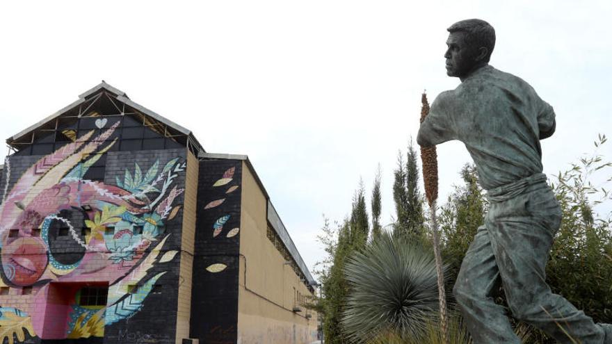 Estatua de Álvaro frente al trinquet comarcal de Sagunt.