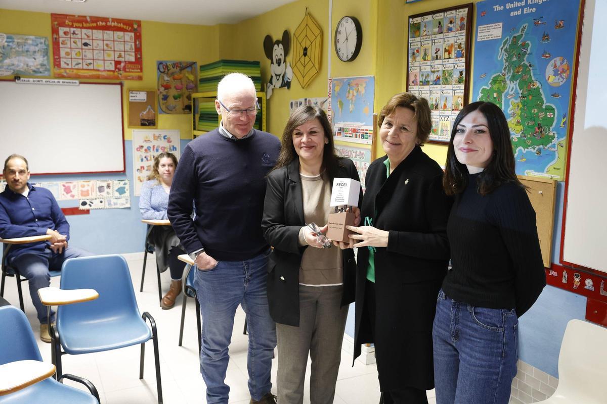 Moriyón visita la academia de inglés de El Llano que ganó un premio nacional por su compromiso con la sostenibilidad en el barrio (en imágenes)