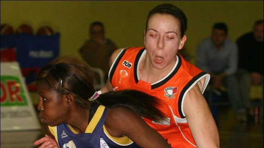 Erika Valek presiona a Fatou Dieng, del Universitario