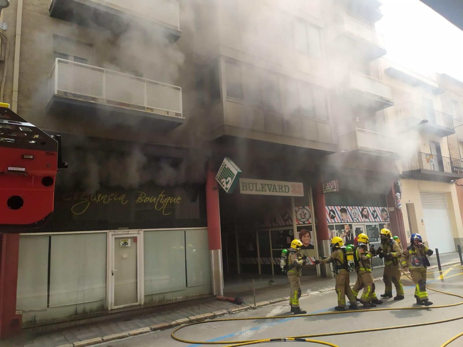 Les imatges de l'incendi en una perruqueria de Figueres