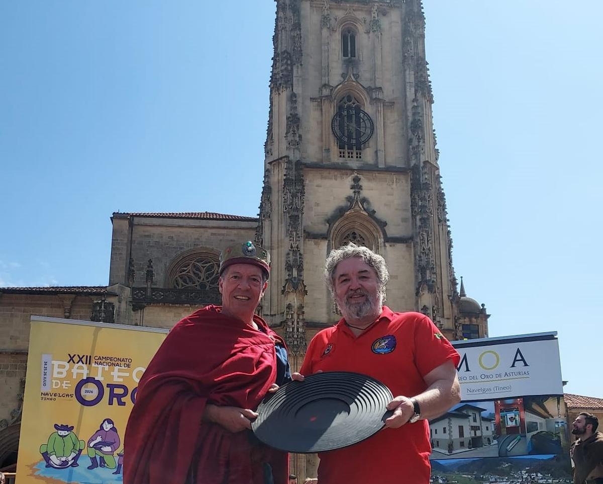 El monarca sujeta una batea de oro junto a César Castaño, presidente de la asociación Barciaecus.
