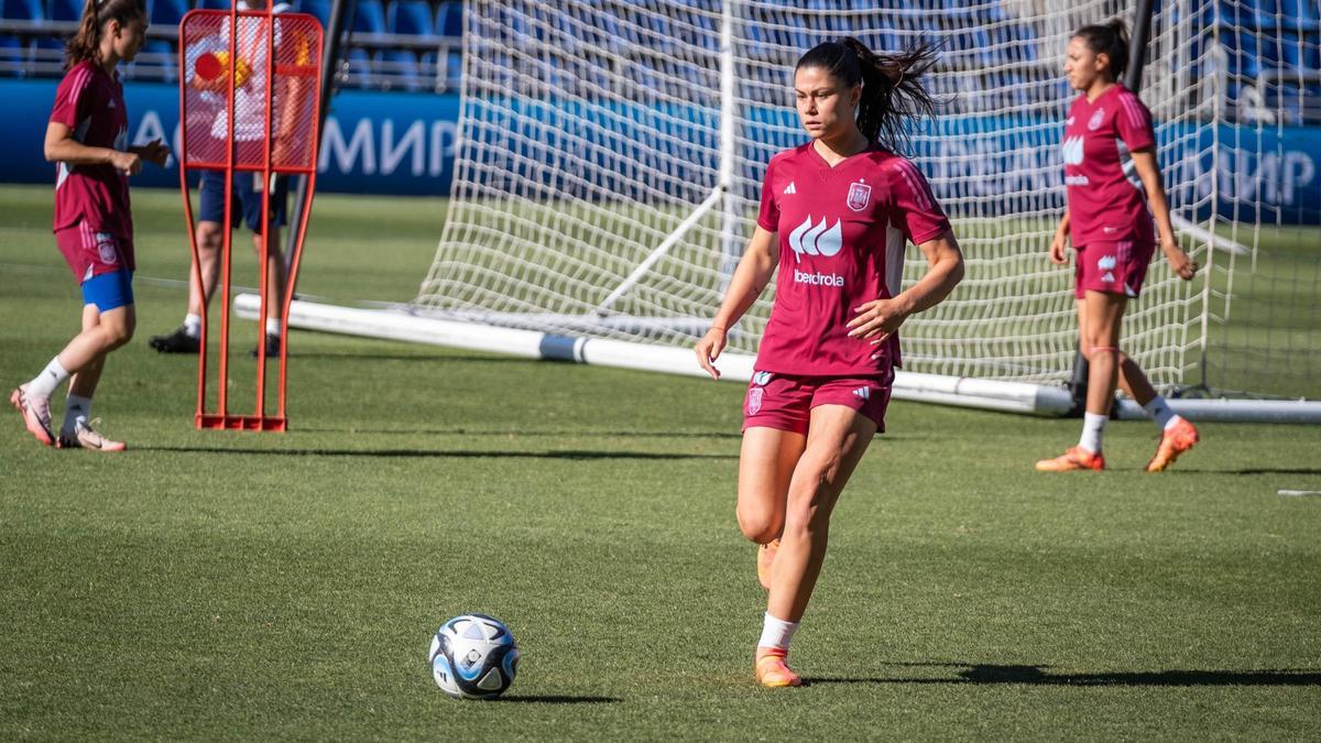 Entrenamiento de la selección femenina de fútbol en el Heliodoro
