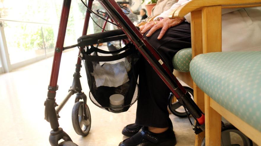 Detall d’un caminador d’una usuària de la residència Sant Bernabé de Berga