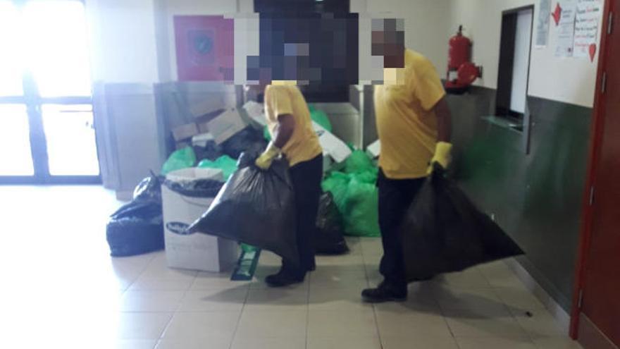Trabajadores de la empresa públicaTragsa comienzan a limpiar el centro de salud de Güímar.