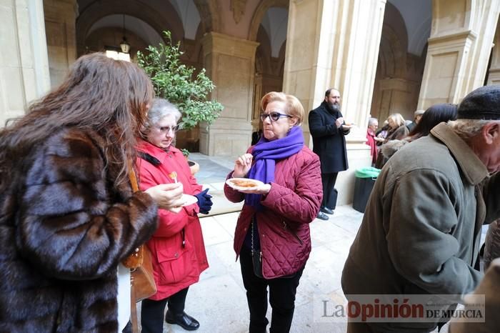 Reparto de boniatos en el Palacio Episcopal por San Fulgencio