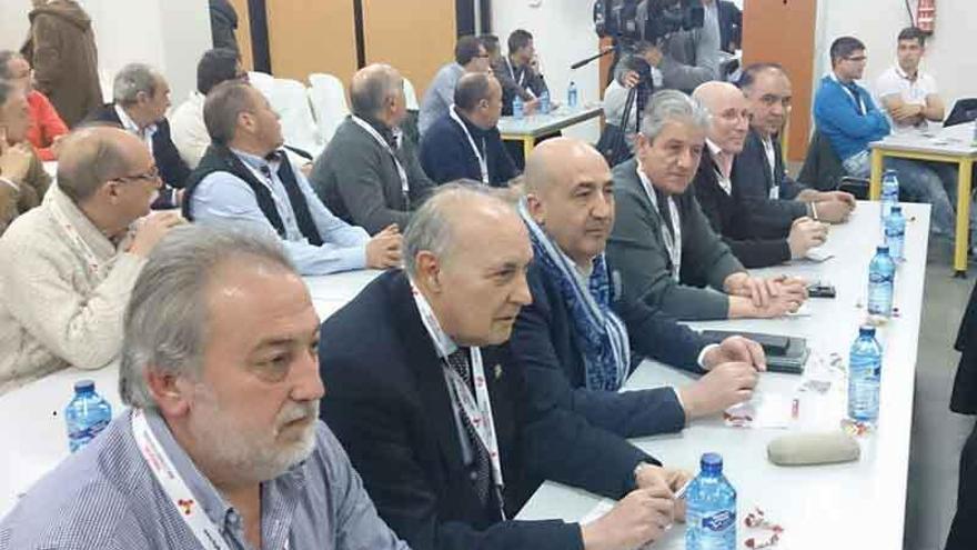 Los diez representantes del fútbol zamorano (Delegación, clubes, futbolistas y colegio de árbitros) que acudieron a la asamblea de la Federación regional, ayer.