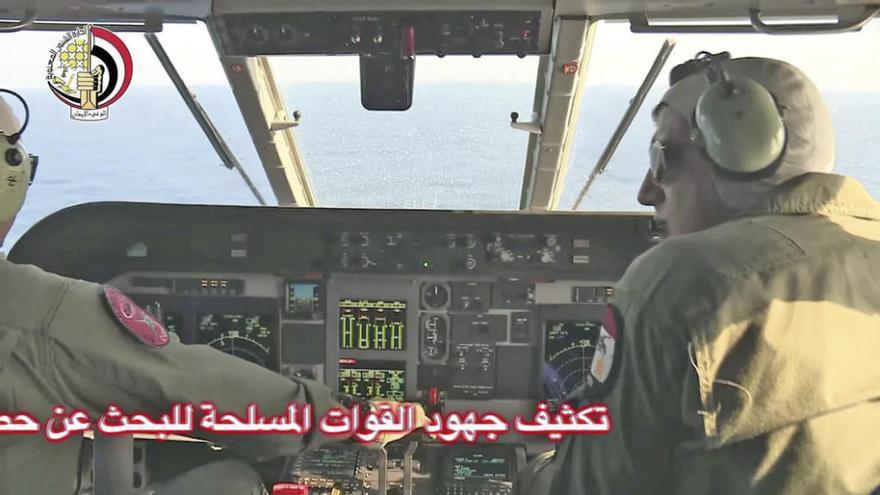 Cabina de uno de los aviones de búsqueda, en imágenes facilitadas por Egipto. // Efe