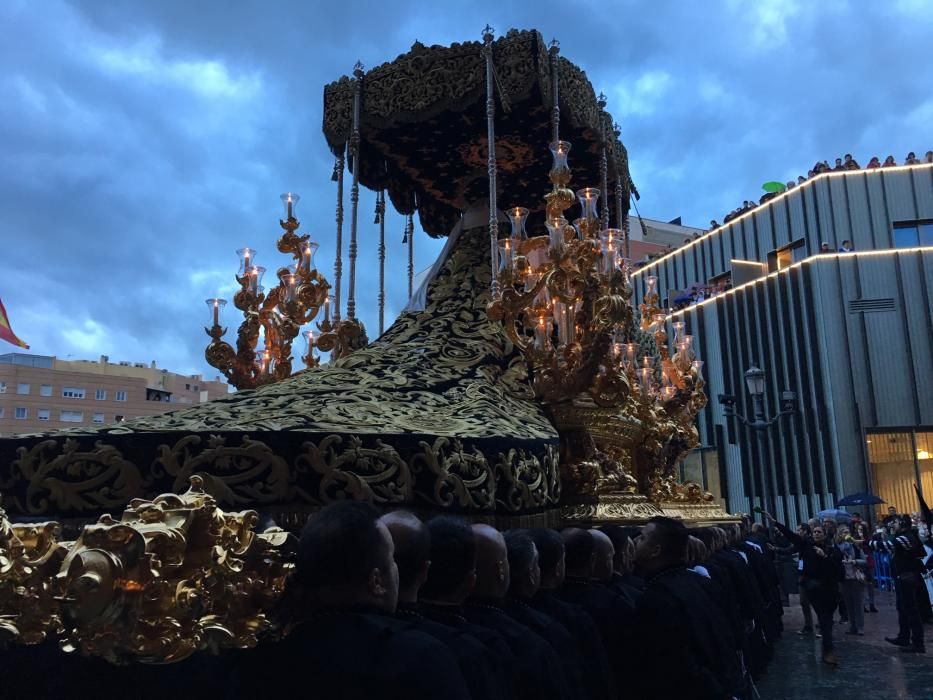 Las imágenes de la procesión de la Virgen de la Soledad, en el Jueves Santo de la Semana Santa de Málaga