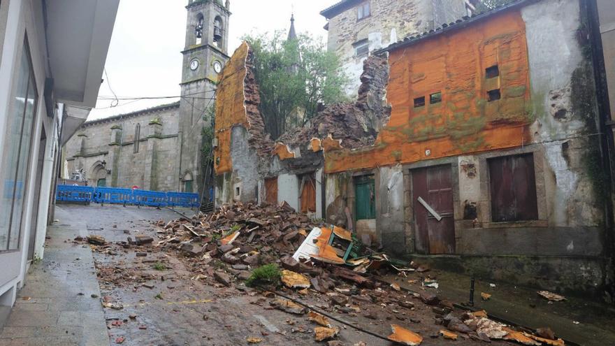 Edificio en ruinas derrumbado en la calle Santiago, en el casco histórico de Betanzos.