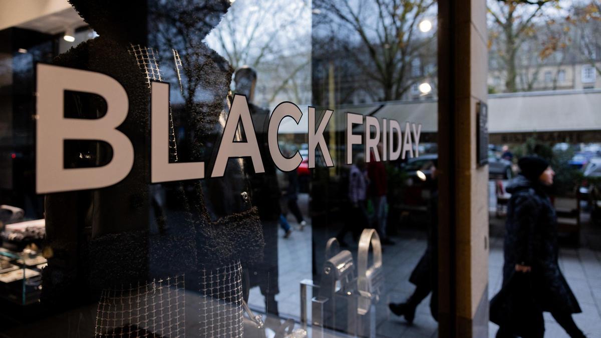 Escaparate con un reclamo del 'Black Friday'.